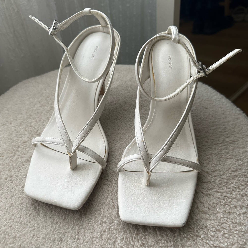Oak + Fort White Kitten Heels SZ 6